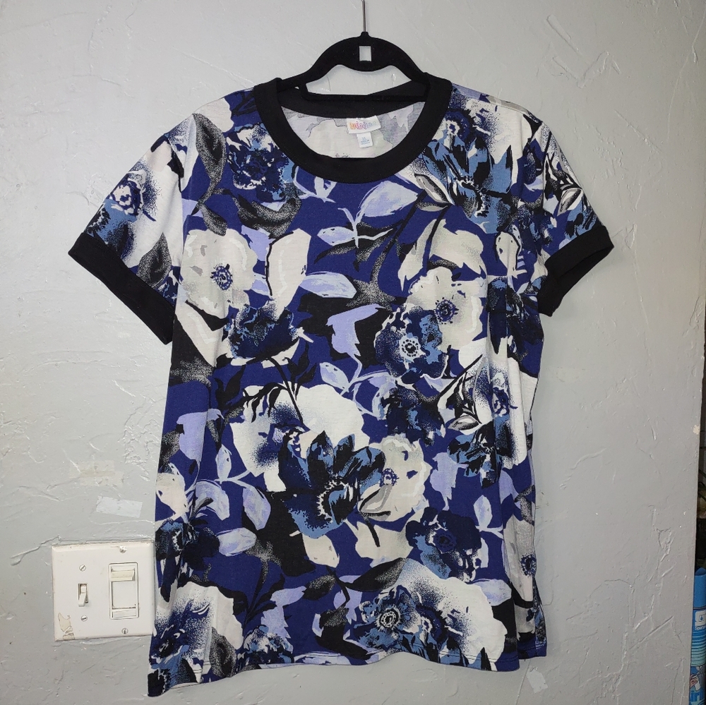 LuLaRoe top tshirts for women size XL good condition,21 inch of armpits to armpi